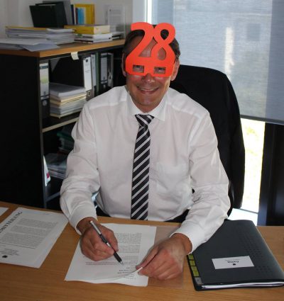 Ingbert Liebing schaut durch u28-Brille