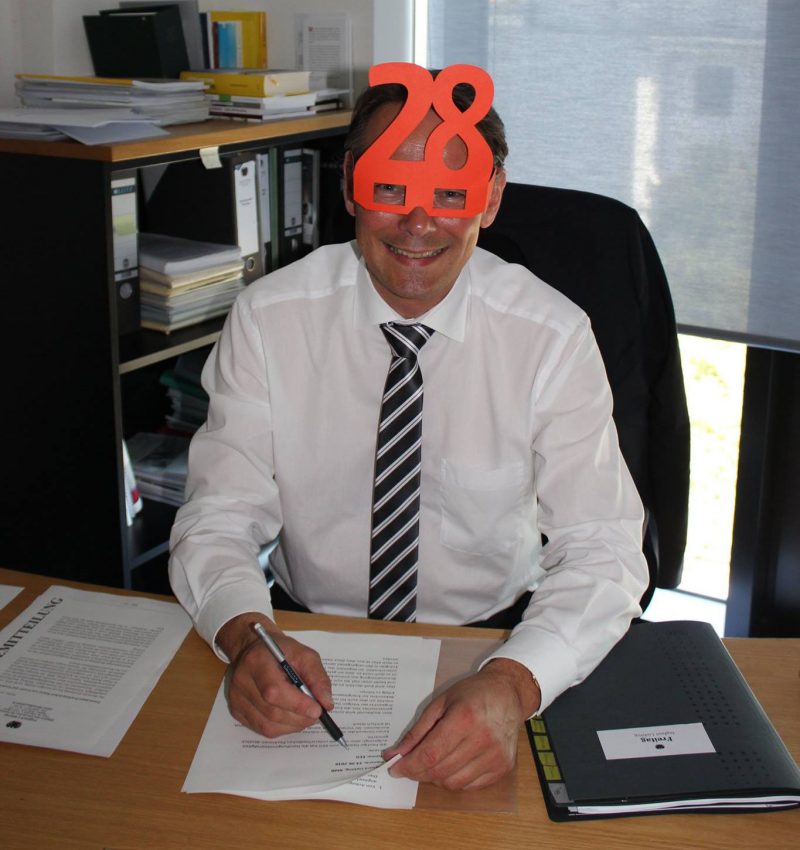 Ingbert Liebing schaut durch u28-Brille