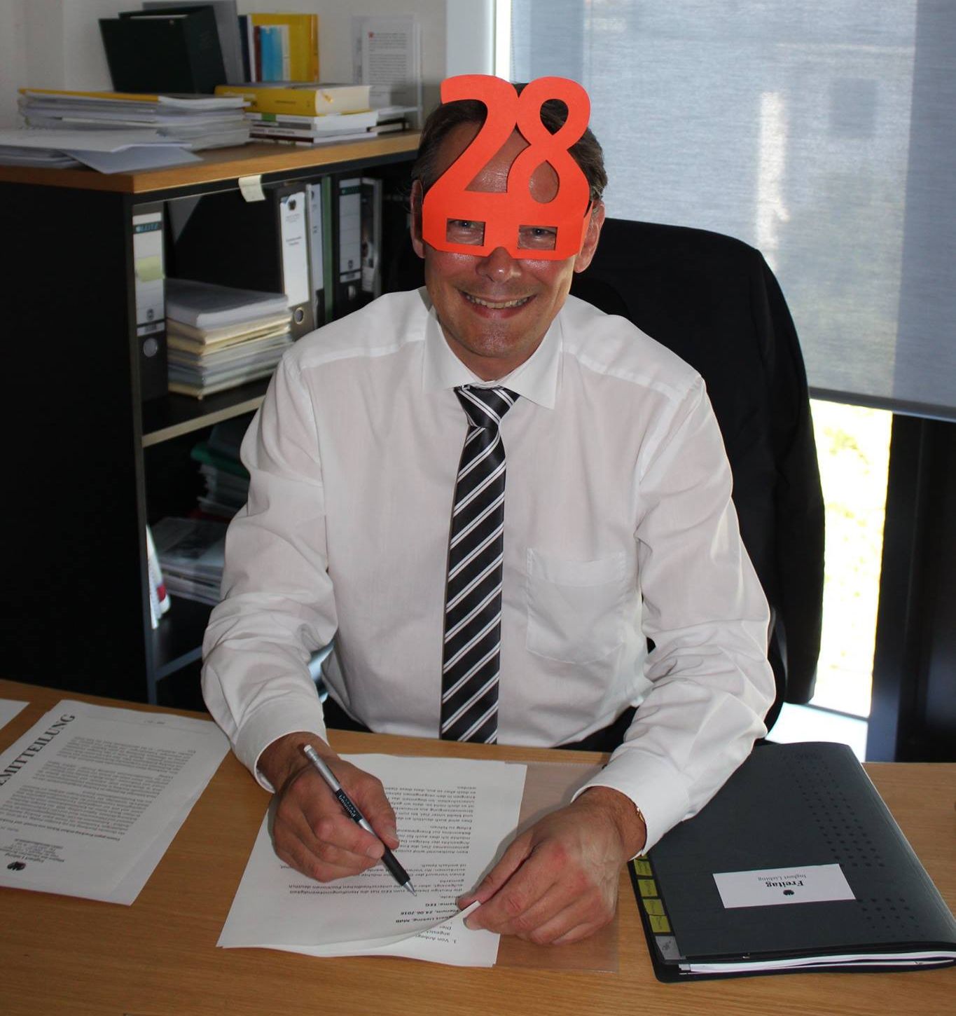 Ingbert Liebing schaut durch u28-Brille